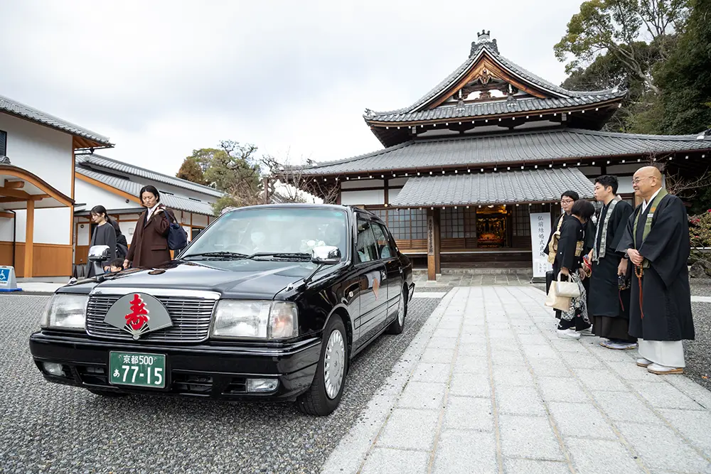 タクシーにて東本願寺へ